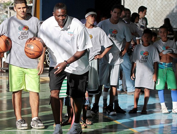 Dominique Wilkins mostra jogadas do basquete para as crianças durante a clínica (Foto: Divulgação)