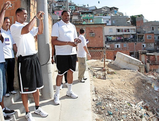 Ex-jogadores da NBA tiram fotos do Complexo do Alemão na visita durante evento da NBA (Foto: Divulgação)