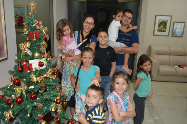 Casal Humberto e Flávia com seus 7 filhos. Foto: Gabriel Fernandes