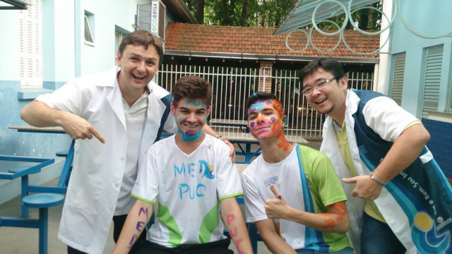uliano Petry Pesarico,(segundo da esquerda) do terceiro ano do Ensino Médio da Escola Franciscana Imaculada Conceição em 2014