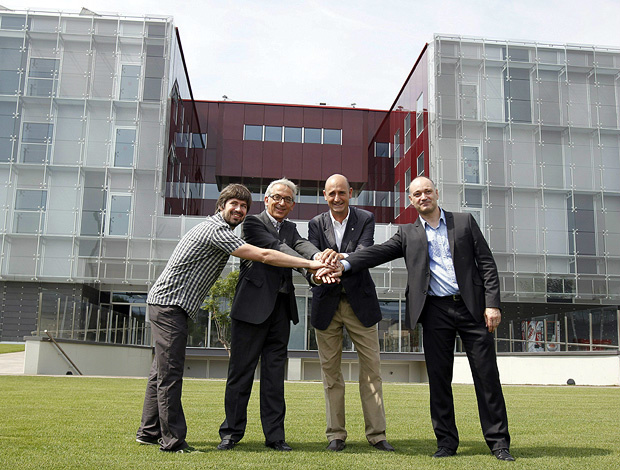 Dirigentes do Barcelona apresentam oficialmente a nova sede da 'La Masia' (Foto: Agência EFE)