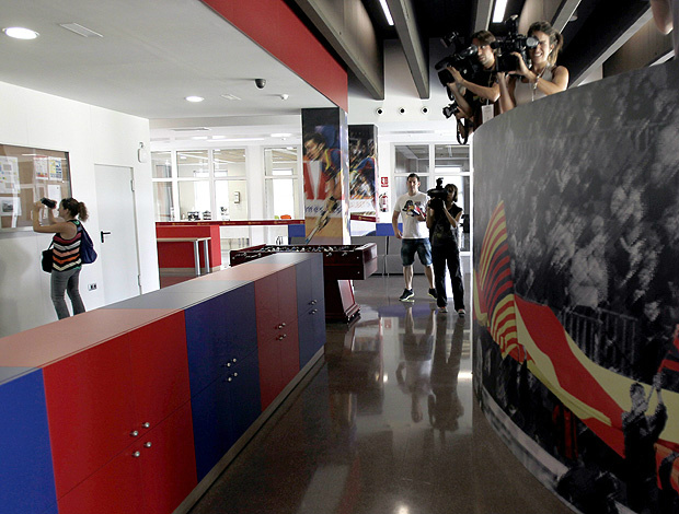 Sala de jogos tem videogame, totó e internet liberada para os jovens (Foto: Agência EFE)
