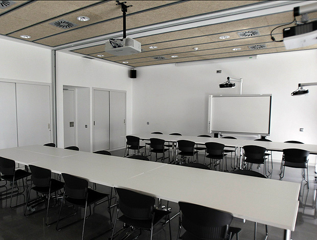 O prédio reserva espaço para salas de aula e jogadores terão reforço escolar (Foto: Agência EFE)