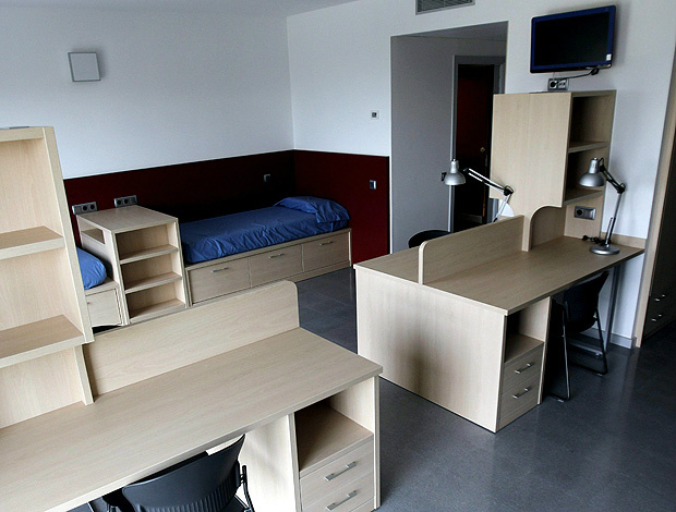 Um dos quartos para os futuros craques do Barcelona de 'La Masia' (Foto: Agência EFE)