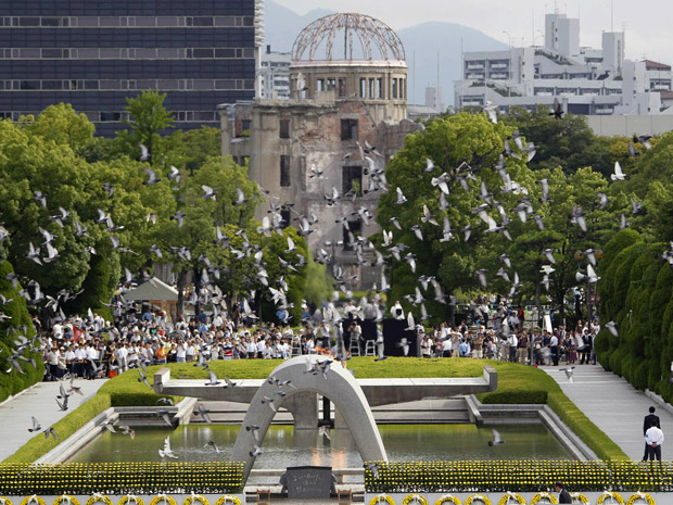 Bomba atômica que caiu sobre Hiroshima acabou de forma imediata com a vida de 120 mil pessoas (Foto: Koji Sasahara / AP)
