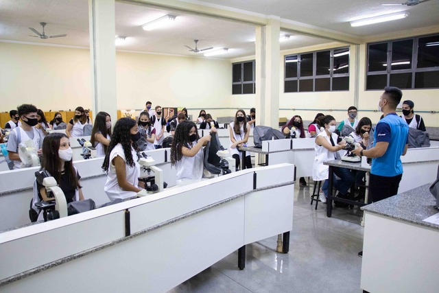 Legenda: Alunos do Ensino Médio durante visita às instalações da UNIGRAN
