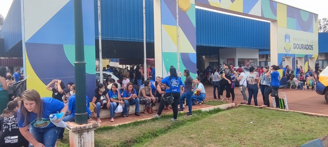 Professores durante manifesto na prefeitura (Enfoque MS)