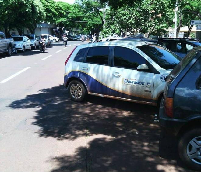 Cinegrafista flagrou carro da prefeitura estacionado de forma bastante inusitada
Foto: Ogã Gleison Maciel