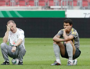 Mano conversa com Thiago Silva após treino da
Seleção Brasileira (Foto: Mowa Press)