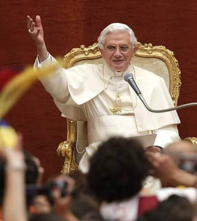 O Papa Bento XVI recebeu os fiéis e peregrinos no pátio do Palácio Apostólico de Castel Gandolfo e falou sobre a importância do silêncio na oração