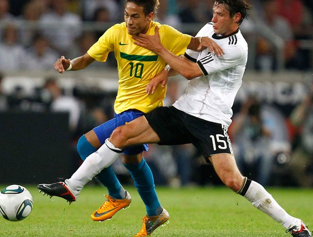 Sem Ganso como titular, Neymar usou a camisa 10 da Seleção Brasileira na Alemanha (Foto: Reuters)