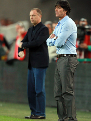Mano Menezes e Joachim Löw: duelo do lado de
fora do gramado (Foto: Getty Images)