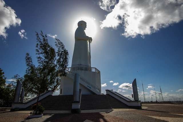 Estátua do Padre Cícero, edificada na cidade de Juazeiro do Norte no Ceará, no ano de 1969, considerada a terceira maior estátua de concreto do mundo - Crédito: Flickr/Hélio Freire da Silva