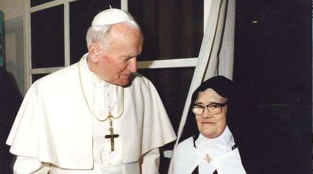Irmã Lúcia com o papa São João Paulo II / Foto: Santuário de Fátima