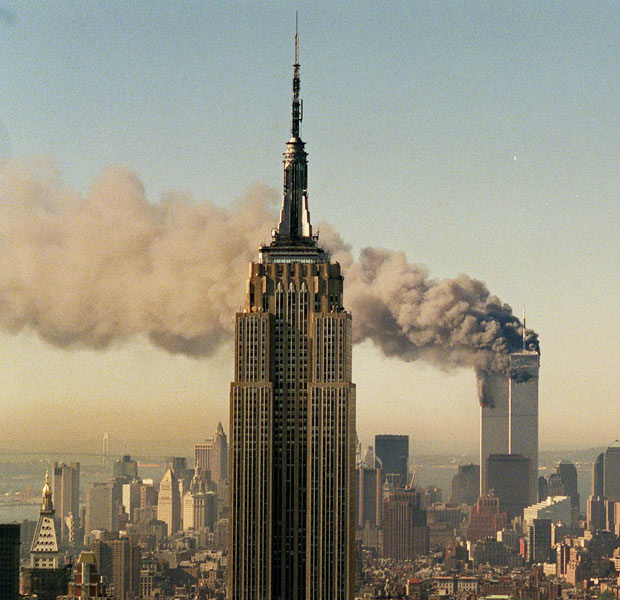 Fotografia tirada de longe mostra o panorama de Nova York com as torres gêmeas atingidas (Foto: Marty Lederhandler/AP)