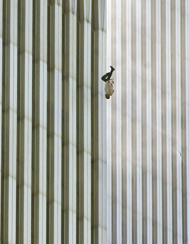 'The Falling Man', imagem ícone do 11 de Setembro (Foto: Richard Drew/AP)