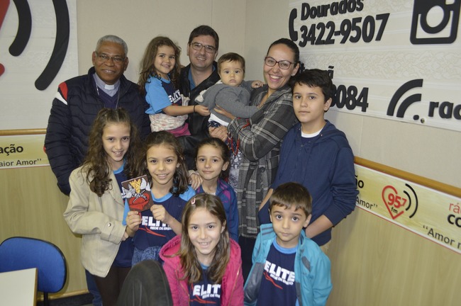 Dom Henrique e a família de Humberto e Flávia. Foto: Rádio Coração FM