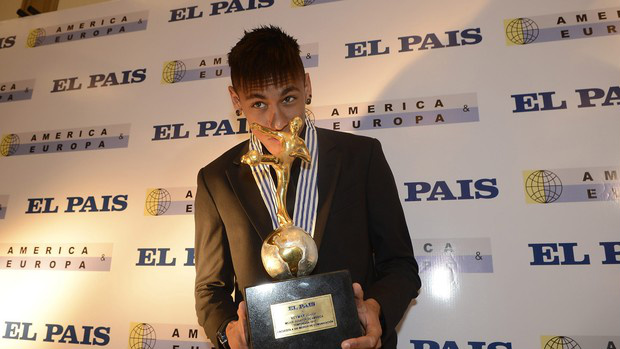 Neymar beija troféu de 