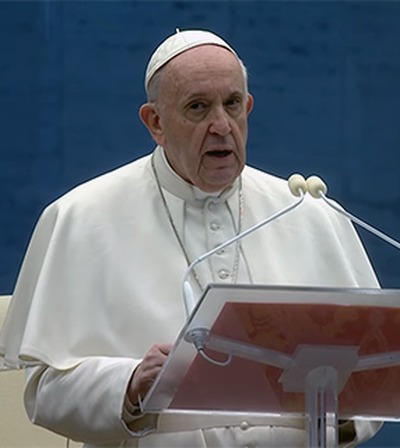 Papa Francisco, dois anos atrás, pede o fim da pandemia / Foto: Reprodução Vatican Media