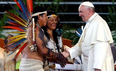 Papa comprimenta representante indígena em Porto Maldonado, no Peru, em janeiro de 2018. Foto: REUTERS/Henry Romero