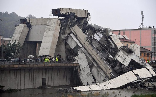 Ponte que desabou em Gênova, em foto divulgada pelos bombeiros italianos 14/08/2018 Divulgação via ReutersFoto: Reuters