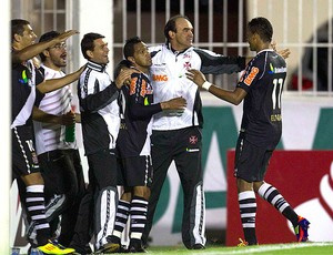 Jogadores do Vasco comemoram grande momento
do clube (Foto: Alexandre Cassiano / Ag. O Globo)
