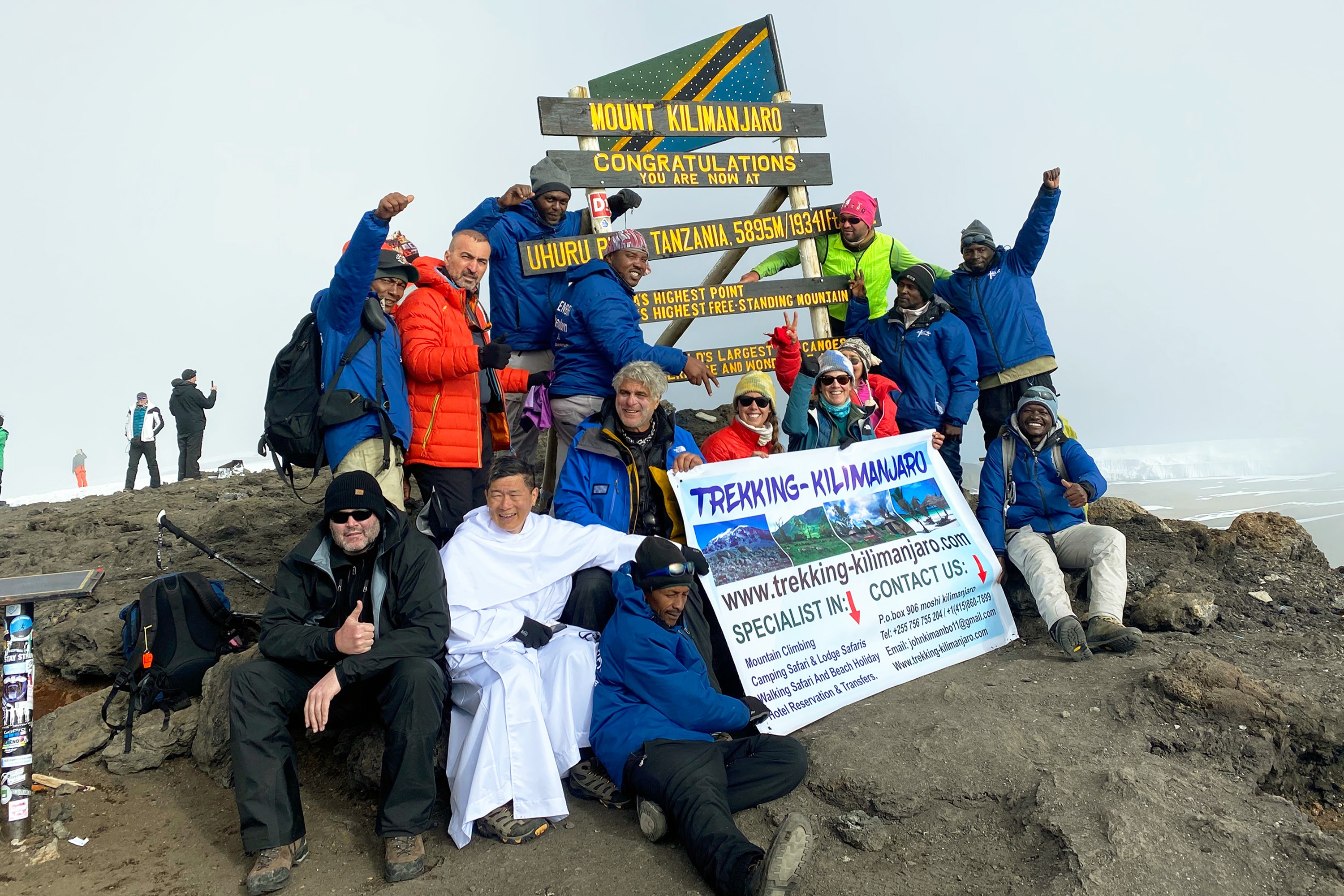 Corwin Low e um grupo de católicos escala o Kilimanjaro | Aquivo pessoal