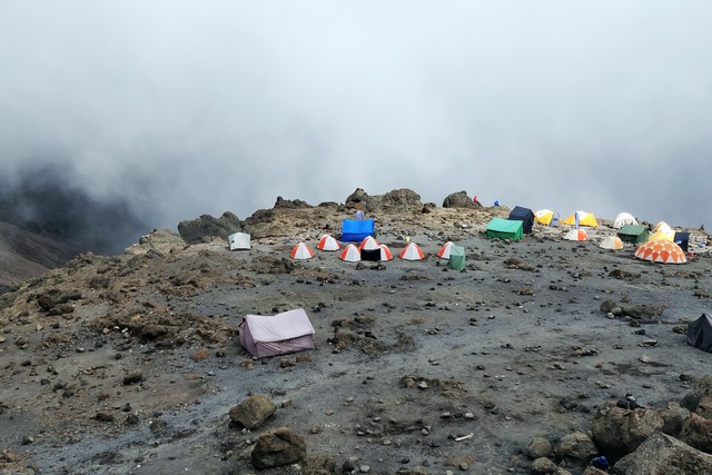 Corwin Low acampa no Monte Kilimanjaro | Arquivo pessoal