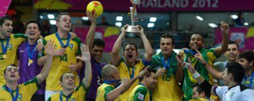 Capitão Vinicius levanta a taça de campeão Mundial de futsal 2012.