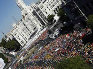 Uma multidão de jovens se reuniu na Praça Cibeles para a Missa de abertura da JMJ 2011