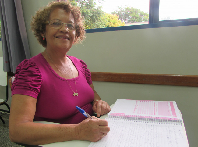 Emília, de 65 anos, iniciou o curso de Letras/Espanhol da UEMS de Dourados Foto: UEMS