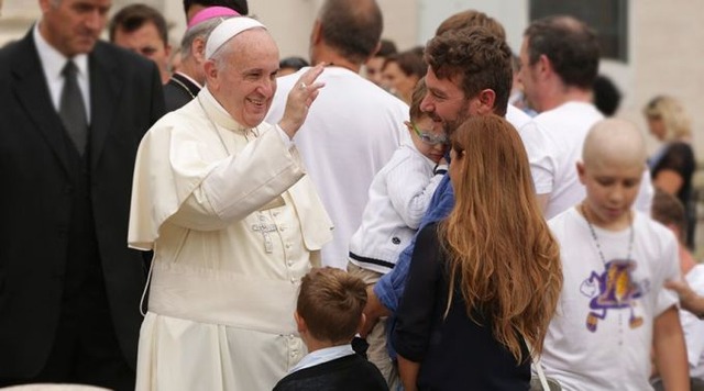 Papa Francisco saudando uma família. Foto: Daniel Ibáñez / ACI Prensa