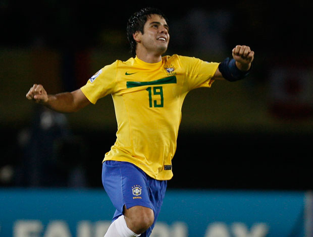 Mesmo como o braço esquerdo machucado, Henrique brilhou com os dois gols do jogo (Foto: AP)