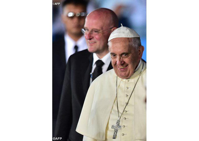 Domenico Giani está presente sempre ao lado do Pontífice - AFP