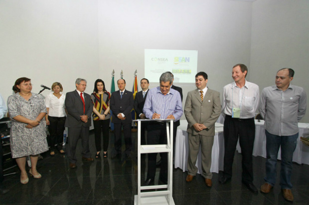 André sanciona lei que cria o Sistema Estadual de Segurança Alimentar e Nutricional (Foto: Edemir Rodrigues)