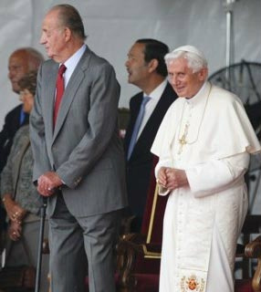 Rei da Espanha, Juan Carlos, e o Papa Bento XVI na cerimônia de boas vindas na chegada do Santo Padre à Espanha