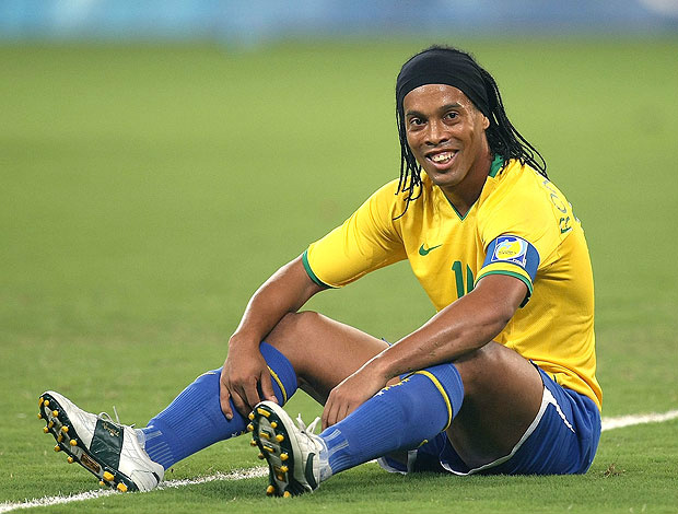 Ronaldinho com a camisa da Seleção Brasileira:
nove meses de ausência (Foto: Getty Images)