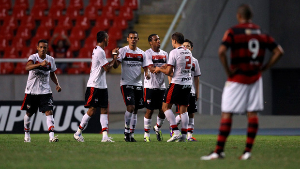 Jogadores do Atlético-GO comemoram um dos gols sobre o Flamengo (Foto: Alexandre Cassiano/Globo)