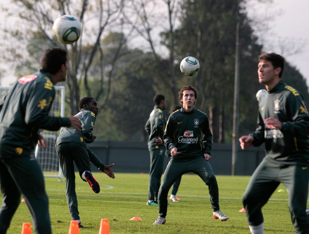A imensa maioria dos jogadores que estarão em campo neste sábado, no El Campín, em Bogotá, sequer era nascida quando Portugal de Figo, Rui Costa, Peixe Delgado e João Pinto sagrou-se campeão mundial sub-20 diante do Brasil de Roberto Carlos, Paulo Nunes e Élber em um abarrotado Estádio da Luz, em Lisboa. Era 30 de junho de 1991 (veja ao lado). Nova oportunidade apareceu pouco mais de 20 anos depois para europeus e sul-americanos reescreverem a história de um clássico que une o criador e cria, colonizadores e colonizados. A partir das 22h (de Brasília), ambos disputam o título mais valioso da categoria. O GLOBOESPORTE.COM acompanha em Tempo Real, com vídeos. O SporTV transmite ao vivo.

Vale o penta para a Seleção Brasileira, que também joga para se igualar à equipe principal e se aproximar da Argentina, com seis, na contagem geral. Vale o tri para os lusos, que não ganham justamente desde o confronto contra os brasileiros. O último caneco levantado pelo time canarinho foi em 2003, nos Emirados Árabes (as outras três conquistas foram em 1983, 1985 e 1993)