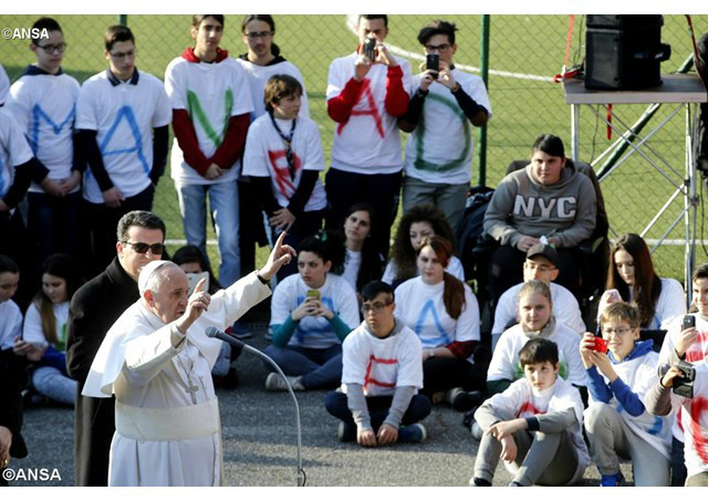 Papa encontra crianças e adolescentes em Tor Bella Monaca - ANSA
