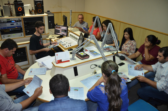 Clovis Luiz Battisti, primeiro da direita, no estúdio da Rádio Coração. 