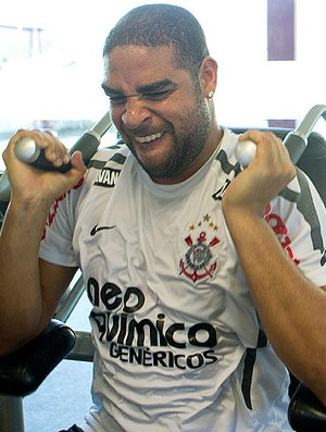 Adriano se esforça para voltar a jogar o mais rápido
possível, mas Timão adota cautela (Foto: Ag. Estado)