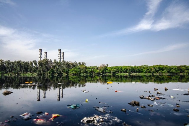 Legenda: Poluição do ar, água contaminada, saneamento inadequado e impactos negativos relacionados às mudanças climáticas são algumas das ameaças ambientais à saúde pública Foto: © Yogendra Singh/Pexels