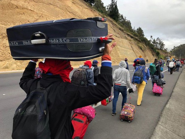 Venezuelanos caminham por estrada equatoriana a caminho do Peru - Andres Rojas/Reuters/Direitos reservados