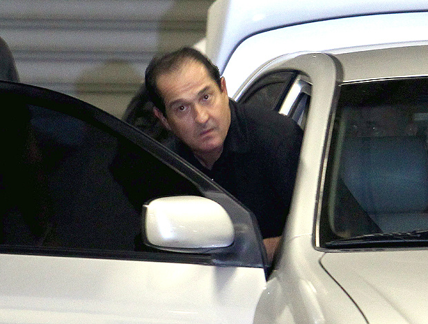Muricy entra no carro para deixar o Engenhão e o Flu, no dia 13 de março (Ivo Gonzalez / Agência O Globo)