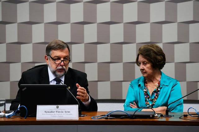 Flavio Arns e Maria do Carmo: preocupação em minimizar os impactos da pandemia na educação (foto: Edilson Rodrigues/Agência Senado)
