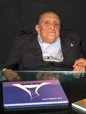 O arquiteto Oscar Niemeyer durante lançamento de
seu novo livro no Rio (Foto: Henrique Porto/G1)