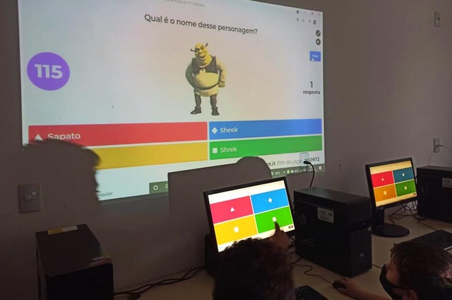 Alunos de escola de Itajaí (SC) realizam atividades pelo computador (foto: Arquivo pessoal)