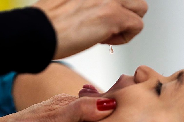 Este ano, a vacinação é feita de forma indiscriminada, o que significa que mesmo as crianças que já estão com esquema vacinal completo devem ser levadas aos postos de saúde para receber mais um reforço.