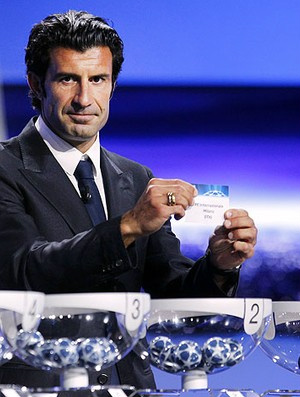 Português Luis Figo participou do sorteio (Foto: AFP)